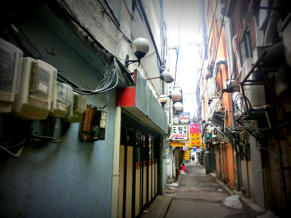 Quiet Insadong backalley in Seoul, South Korea 