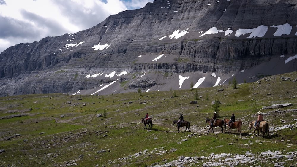 ¿Puede un principiante hacer el trekking a caballo de 6 días en Banff?