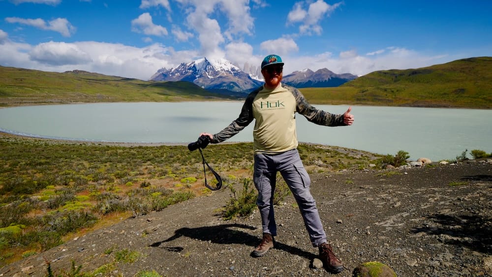 Parque Nacional Torres del Paine Lago Pehoé Chile Fotografía de Samuel Jeffery Torres del Paine Parque Nacional: Samuel Jeffery frente a las aguas glaciales del Lago Pehoé en Chile, donde los paisajes esconden trabas logísticas con los pases de circuito y transbordadores.