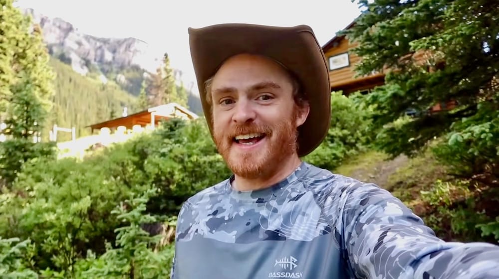 Samuel Jeffery, capa de ropa liviana, Halfway Lodge, Parque Nacional Banff, Alberta, Canadá Samuel Jeffery usa una camisa camuflada liviana y sombrero de vaquero cerca de Halfway Lodge en el Parque Nacional Banff, Alberta, Canadá, en un tramo cálido del recorrido a caballo.
