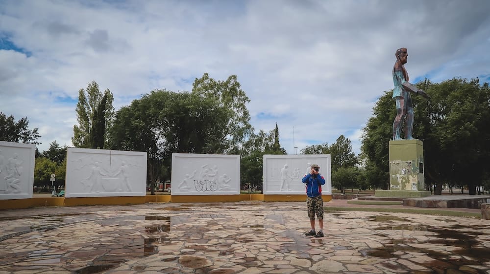 Trelew Chubut Monumento a los Colonos Galeses Fotografía de Samuel Jeffery Trelew turismo: Samuel Jeffery fotografía el monumento a los colonos galeses en Chubut, una ciudad patagónica donde las paradas culturales exigen sincronizar los viajes con el horario de la siesta local.