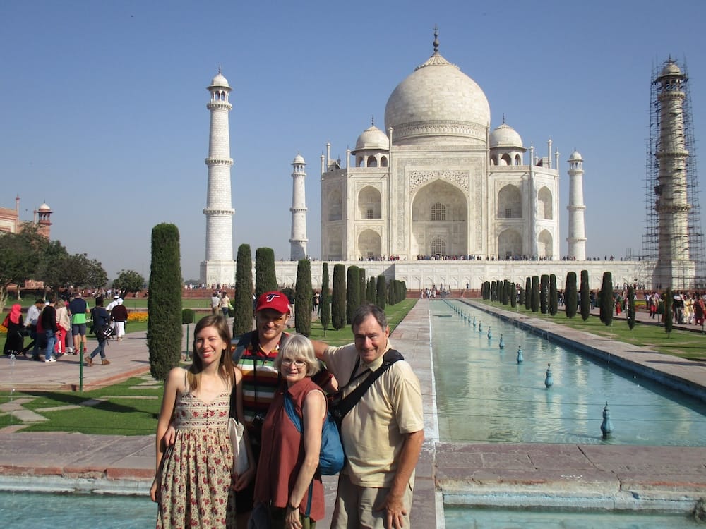 Taj Mahal, Agra, India con Samuel Jeffery y Audrey Bergner junto a la familia, mostrando una experiencia real en uno de los monumentos más icónicos del mundo y viajes internacionales con múltiples generaciones.