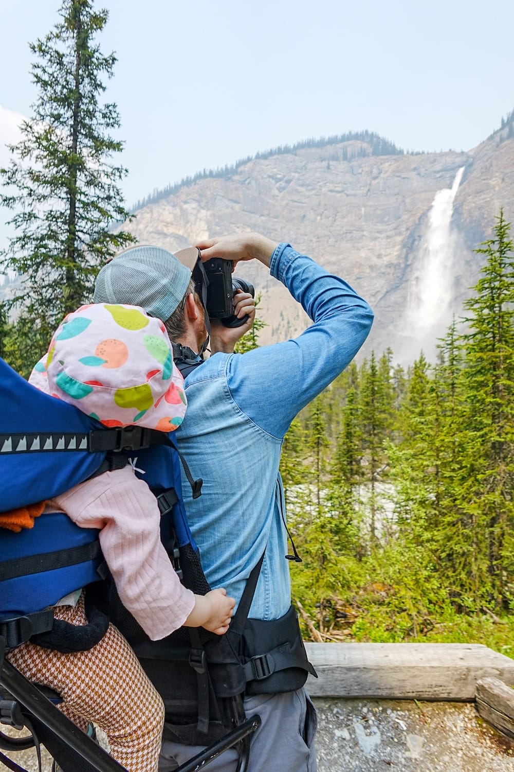 Samuel Jeffery y Aurelia Jeffery en Takakkaw Falls, Parque Nacional Yoho, Columbia Británica, Canadá Samuel Jeffery saca fotos de Takakkaw Falls en el Parque Nacional Yoho, Columbia Británica, Canadá, mientras lleva a su hija Aurelia Jeffery en una mochila portabebés.