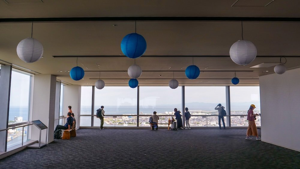 That Backpacker and other tourists enjoying epic views from Befco Bakauke Observation Deck in Niigata, Japan 