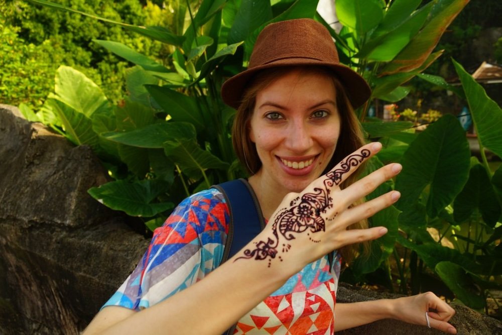 That Backpacker Audrey Bergner getting Hennai art as a souvenir at the Batu Caves, Malaysia 