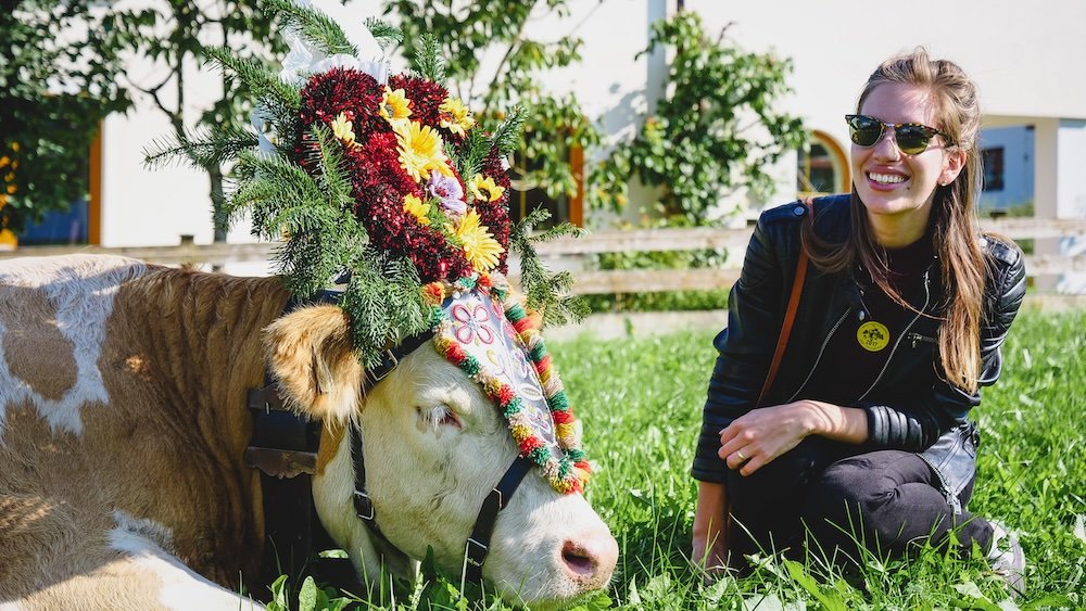 That Backpacker Audrey Bergner posing by a parade cow