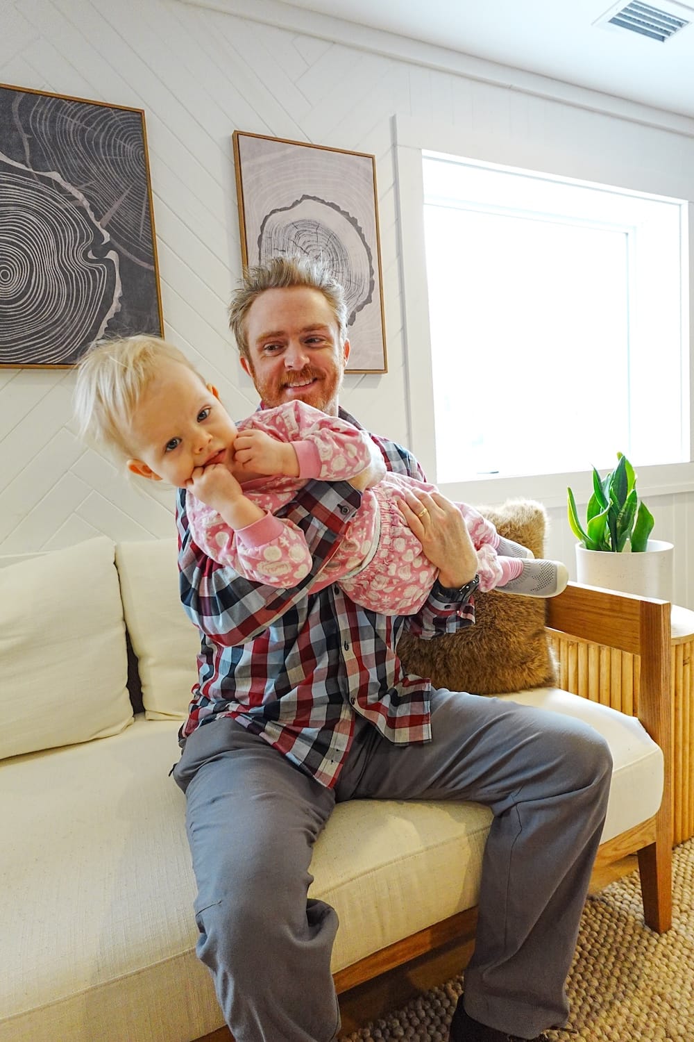 Samuel Jeffery y Aurelia Jeffery adentro de su suite en The Gem Stays, Harvie Heights, Alberta, Canadá Samuel Jeffery sostiene a su hija pequeña Aurelia Jeffery en la sala de estar de su suite de dos habitaciones en The Gem Stays en Harvie Heights, cerca de Banff, Alberta, Canadá.