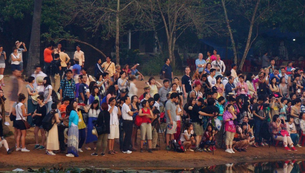 Think you'll have Angkor Wat all to yourself? Think again! This is what it is like visiting with the mass crowds in Cambodia 