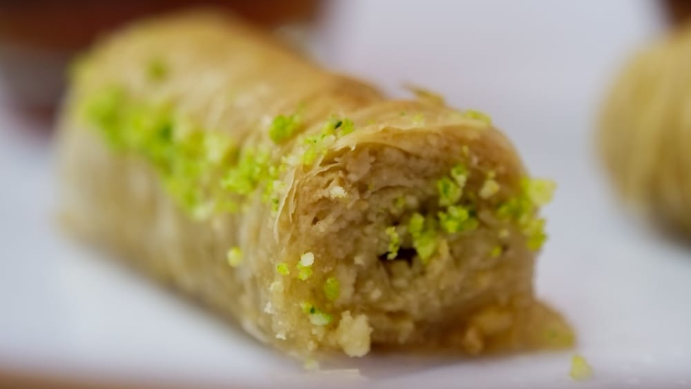 Baklava de pistacho, Top Donair, Jasper Avenue, Centro de Edmonton, Alberta, Canadá Primer plano de un rollo de masa de baklava cubierto de pistachos triturados, postre de cortesía servido en Top Donair en Jasper Avenue, en el centro de Edmonton, Alberta, Canadá.