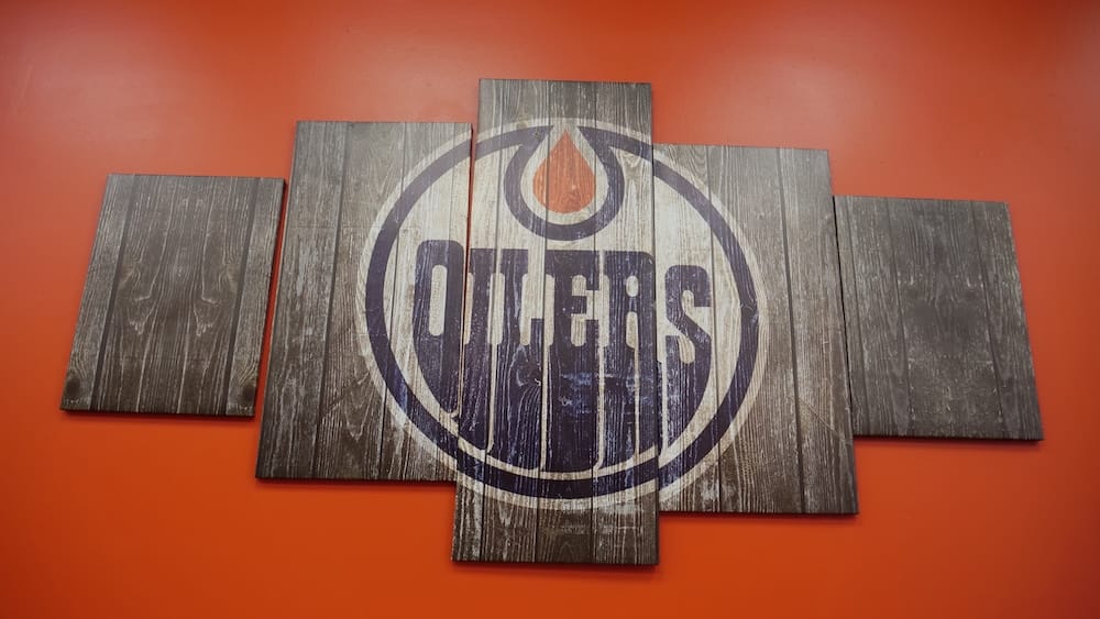 Decoración interior de la pared, Top Donair, Jasper Avenue, Centro de Edmonton, Alberta, Canadá Logo de los Edmonton Oilers exhibido en una decoración de pared con paneles de madera dentro de Top Donair en Jasper Avenue, en el centro de Edmonton, Alberta, Canadá.
