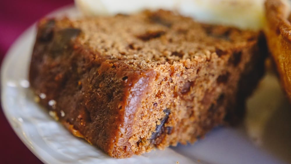 A slice of Torta Negra Galesa, the traditional Welsh fruit cake served during merienda in Trevelin, Patagonia, symbolizing the deep cultural roots of Welsh settlers and the historic foundation of Argentina’s afternoon tea tradition.
